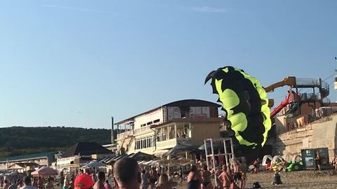 Vacationers’ Parasail Gets Entangled In A Powerline