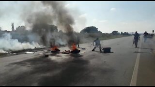SOUTH AFRICA - Johannesburg - Eldorado Park protest turns violent (Videos) (5sM)