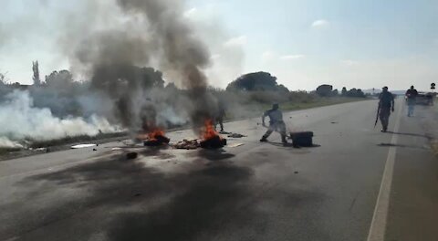 SOUTH AFRICA - Johannesburg - Eldorado Park protest turns violent (Videos) (5sM)