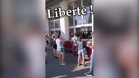 Des citoyens bloquent l'entrée d'un Auchan à Marseille pour protester contre le Pass Sanitaire