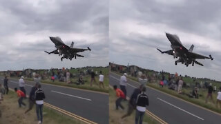 very low pass over a crowd in Turkey before a landing 😮😮🙌😮