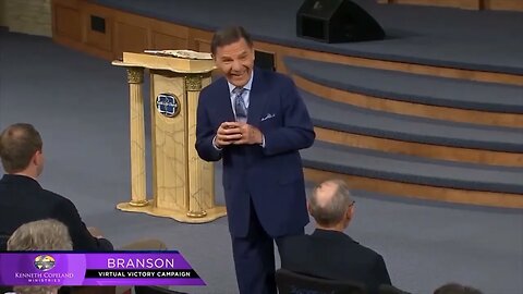 Kenneth Copeland, With the reporter, act crazed! Awkward!