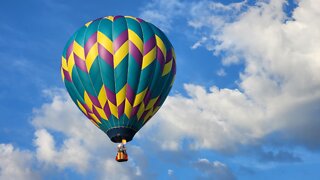 Incredible balloon flight with a box. 1 hr and 25 min reduced to 6 min