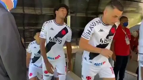 Vasco entrando em campo pra arrebentar o RB Bragantino