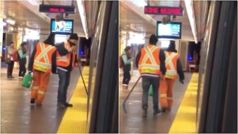 Vancouver Transit Worker Uses Hockey Stick to Remove Ice From Train Car