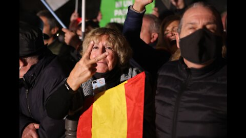 Aragonés huye protegido por sus guardaespaldas ante escrache y pitada de VOX en defensa del español