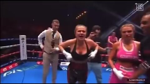 At a YouTube boxing event, an OF model decided to flash her breasts.