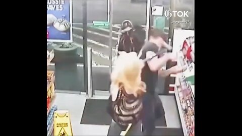 TRANSGENDER PERSON🏪👱‍♂️🪓🧔‍♀️ ATTACK CUSTOMERS AT CONVENIENCE STORE🏪👩‍🦱🪓🧔‍♀️🏪👨‍🦱🪓🧔‍♀️💫