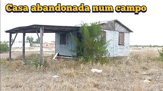 casa abandonada num campo próximo do mar no litoral