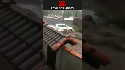 chuva forte arrasta carros 😱😱😱