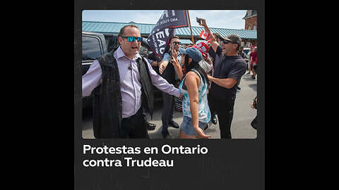 Multitud indignada rodea a Trudeau