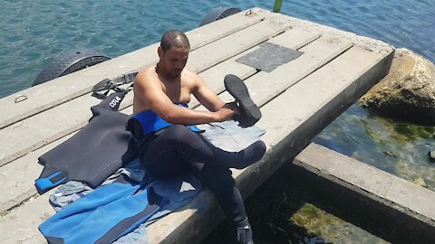 SOUTH AFRICA - Cape Town - Poachers turned commercial divers clean Hout Bay harbour (Video) (RNp)