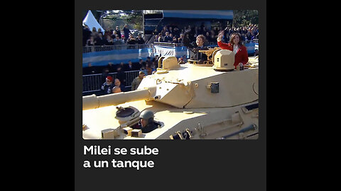 Milei se sube a un tanque de guerra en un desfile militar