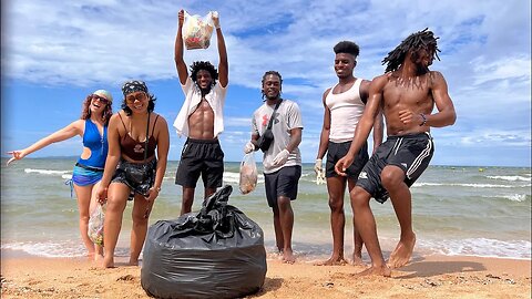 ¡Un grupo de amigos en Tailandia limpia la playa!