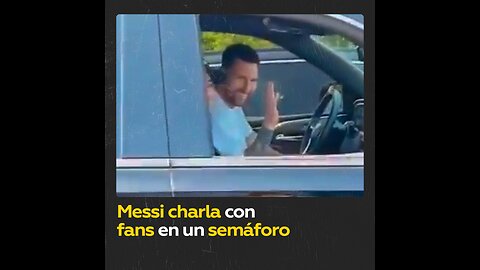 Messi habla tranquilamente con fans en un semáforo de Miami