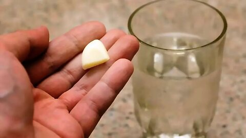 Here's Why You Should Start Your Day With Raw Garlic And Water