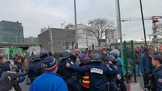 France Tensions run high as garbage collectors block incinerator outside Paris in protest 27.03.2023