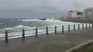 SOUTH AFRICA - Cape Town - Wintry weather in Cape Town (Video) (vub)