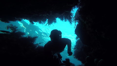 Diver dangerously explores underwater caves off California coast