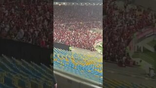 Torcida do Flamengo CALADA ouvindo a torcida do Vasco cantar no Maracanã