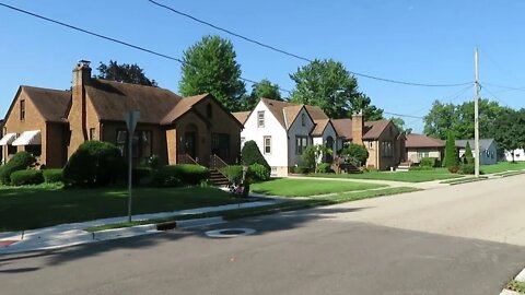 Peru, Illinois lovely homes and neighborhoods - Walk With Me as my good wife and her sister walk!