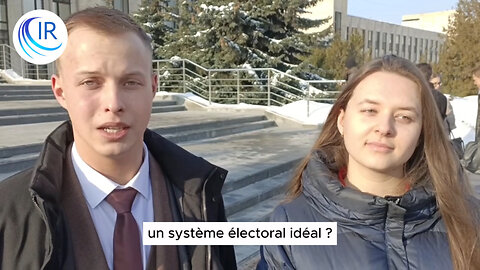 Laurent Brayard discute avec des étudiants à la veille de l'élection présidentielle russe