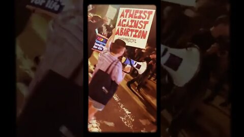 “Ateos en contra del aborto” se lee en un cartel de manifestantes afuera de la Suprema Corte en 🇺🇲
