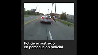 Oficial de policía, arrastrado por conductor que se da a la fuga después de persecución a pie