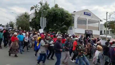 Residents of Kwanokathula march to the Bitou Municipality offices (1)