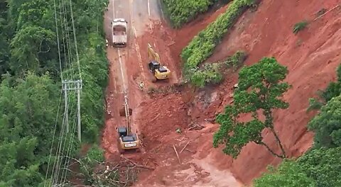RODOVIA DESAPARECE NA RIO-SANTOS EM SP APÓS FORTE CHUVA