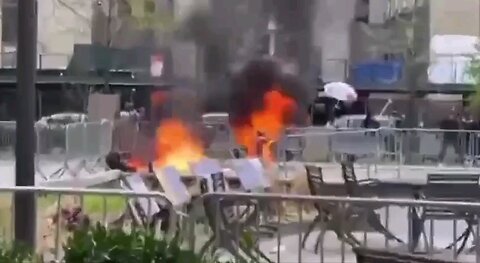 ❗️ A man set himself on fire outside the courthouse in New York
