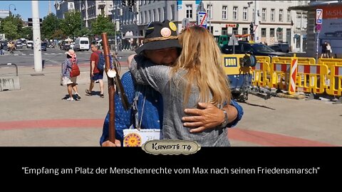 Empfang vom Max am Platz der Menschenrechte nach seinen 17 Tägigen Friedensmarsch