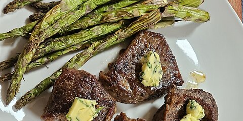 Filete Mignon Con Mantequilla de Ajo y Hierbas