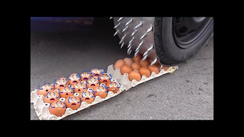 Aplastando Cosas Crujientes Y Suaves con la Rueda de un COCHE | Experiment Car-Nail vs Eggs