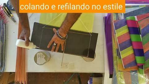 Colando e refilando pipa com estilete