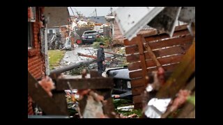 Um tornado que atravessou partes do Kansas destruiu ou danificou centenas de casas