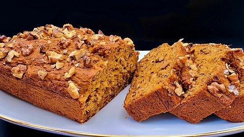 Make this healthy cake with oats, banana and carrot! So easy and delicious! Without sugar!