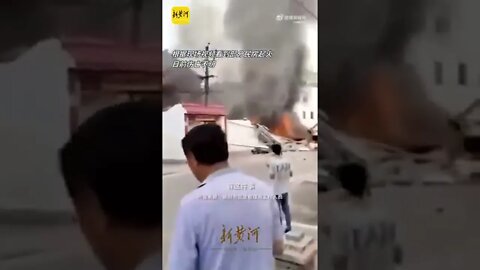 湖北襄阳飞机坠毁砸中民房引发爆炸，黑烟直窜，伤亡不明。一名身穿中国空军飞行员制服者被民众围绕...