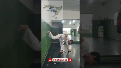 Movimento de Capoeira na Parede