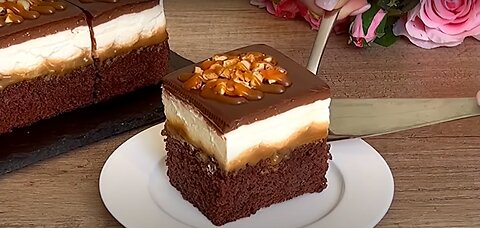 The perfect chocolate cake made with moist caramel, whipped cream and nuts! miracle recipe! 😋🎂
