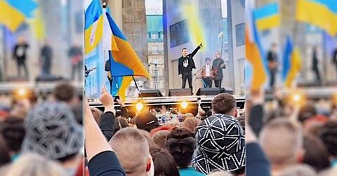 Ukrainer zeigen Hitlergruß und rufen Naziparolen vor dem Brandenburger Tor am 26.05.2022