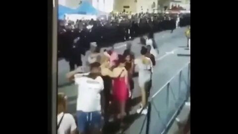 #Cuba #Cops beat a civilian during carnival