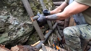 How to build a survival shelter on a cliff and spend the night in the wilderness. Survival Skills9