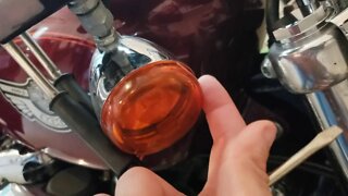 How to change the directional light bulb on 2003 Harley Davidson Sportster