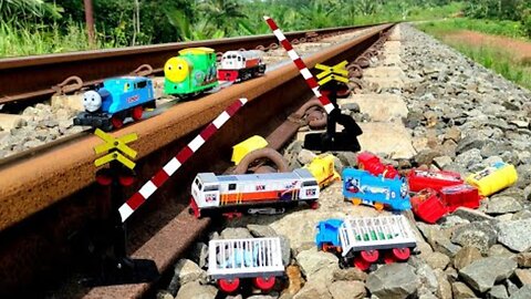 Drama Train Collision to Drop! Assembling the Thomas Dino Train, Percy Train, CC206, CC201
