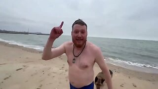 "Azov don't surf!" War Gonzo journalist dives in liberated Mariupol beach with DPR Army