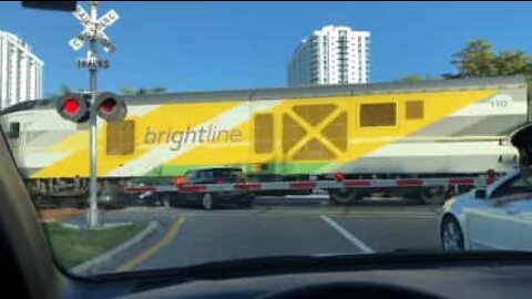 Driver ignores railway crossing barriers and almost dies