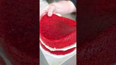 How to Make a Tiered Red Velvet Cake --iambaker.net