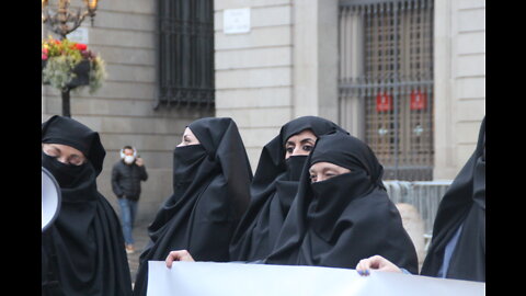 Mujeres por la Igualdad protestan contra el burka ideológico impuesto por el feminismo supremacista
