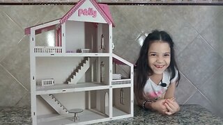 Mikaela com sua casinha de bonecas de mdf, deu trabalho montar essa casa de bonecas